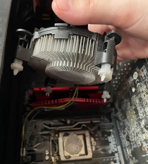 CPU fan with 4 pins or clip posts