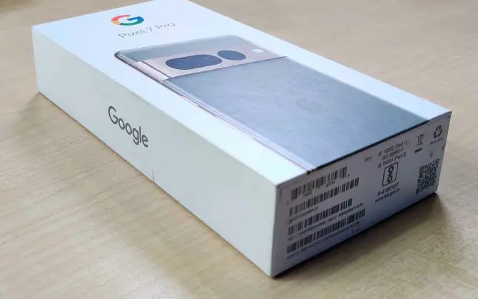 Google Pixel 7 box with a sticker outside with the serial number
